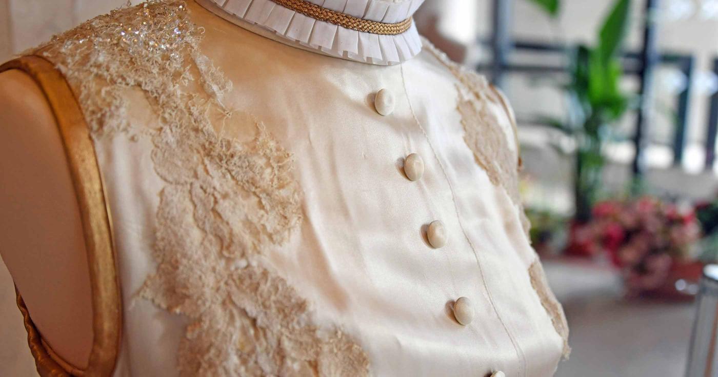Costumes de scène : les créations du Cado s’exposent à l’HDD - photo détail robe blanche