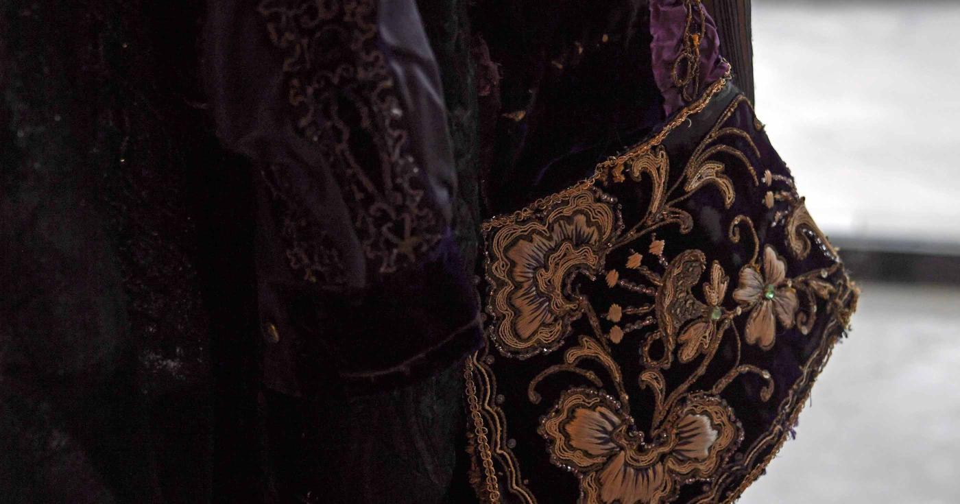 Les costumes du Cado mis en scène à l’Hôtel du Département - Détail veste violette