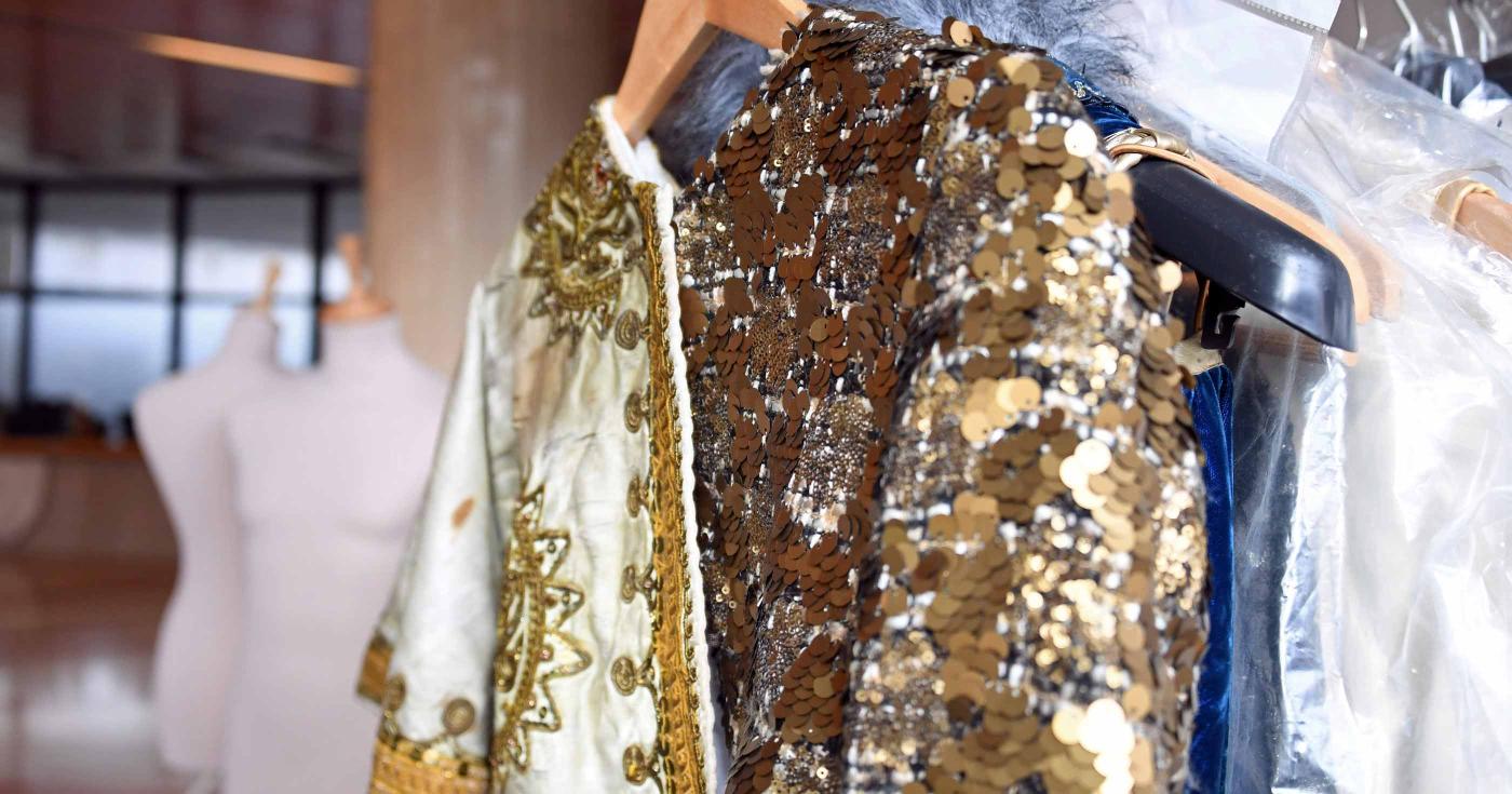 Les costumes du Cado mis en scène à l’Hôtel du Département - Veste à sequins