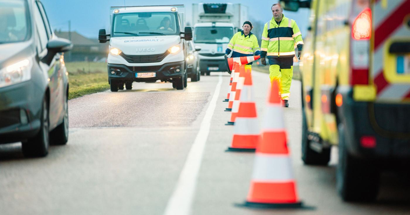 Agents des routes sécurisant une zone d'accident