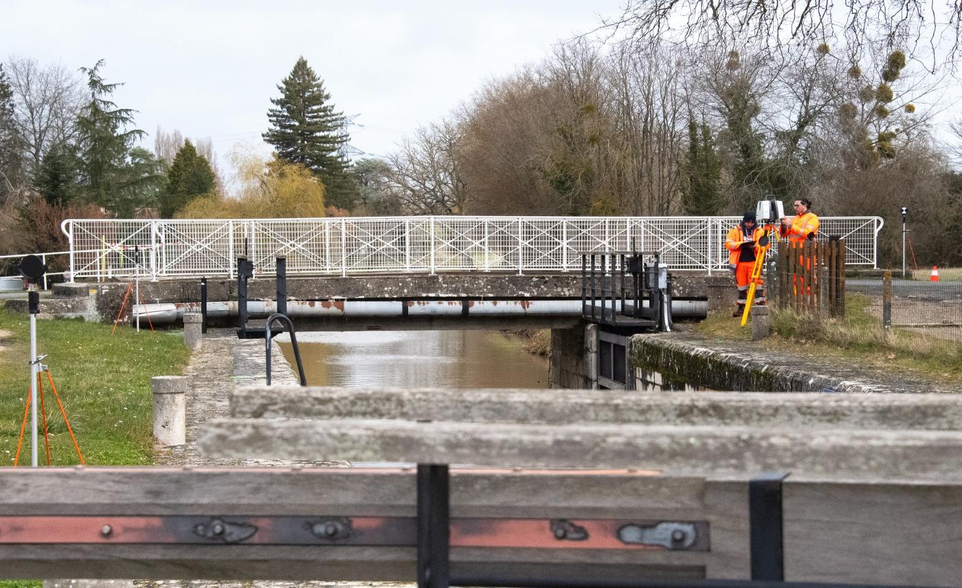 Canal d’Orléans : plongeon dans le grand bain pour des étudiants géomètres