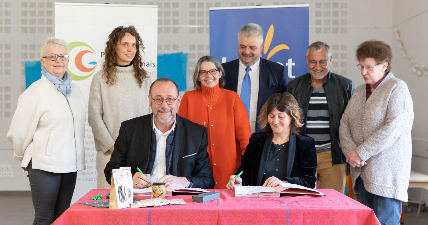 Signature de la convention pour la réhabilitation du manoir, de la grange et de la chapelle du Domaine de Flotin à Nibelle