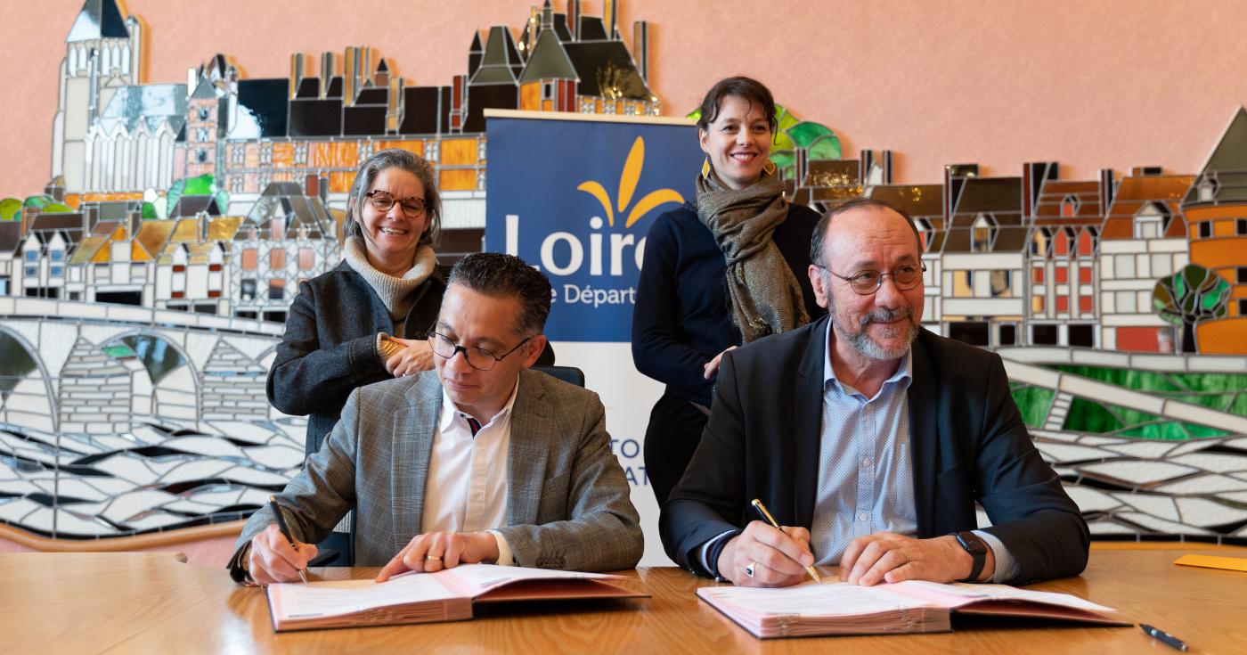 Signature de la convention pour la création d'une maison des vins à Gien