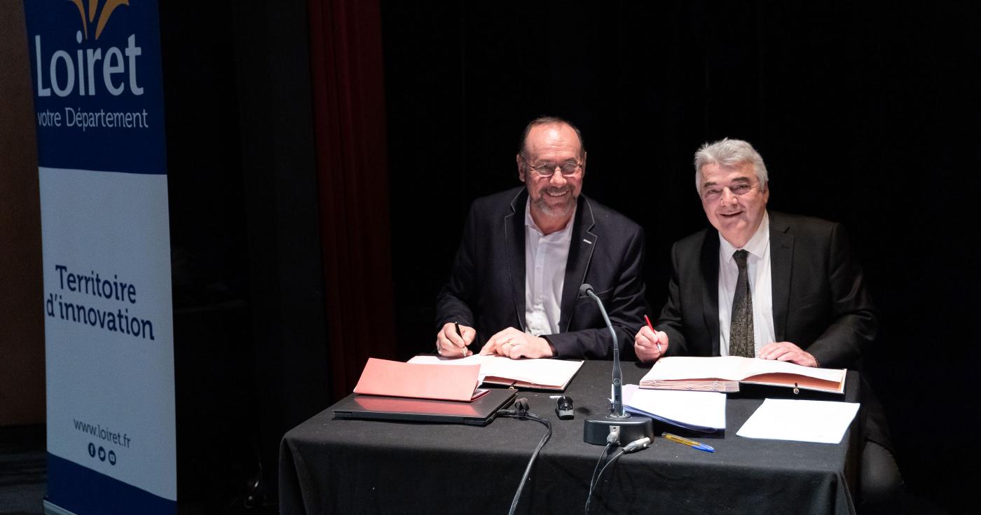 Signature de la convention pour la rénovation de la tour de l'horloge à Beaugency