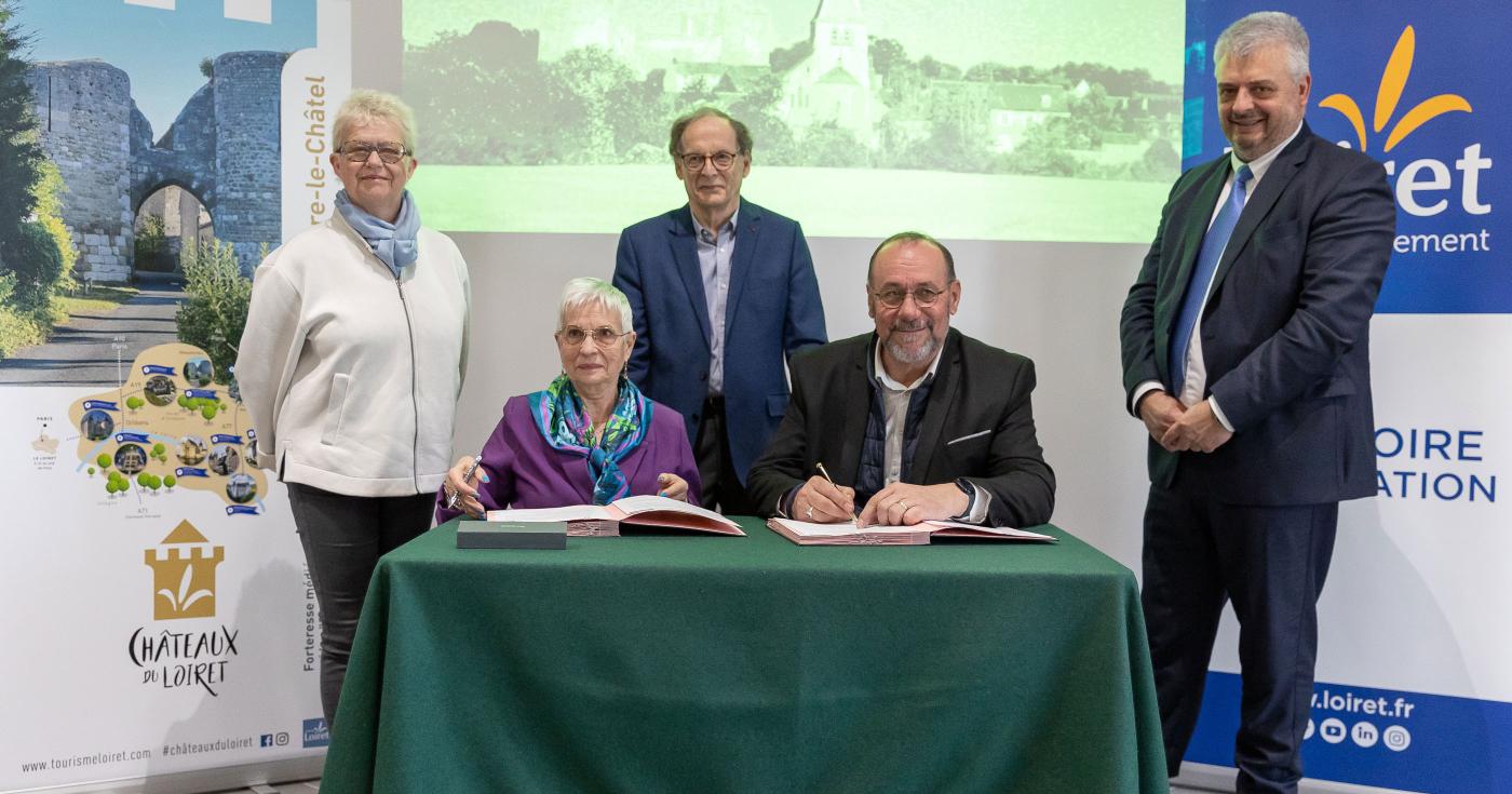 Signature de la convention pour la mise en valeur et le développement touristique de Yèvre-le-Châtel