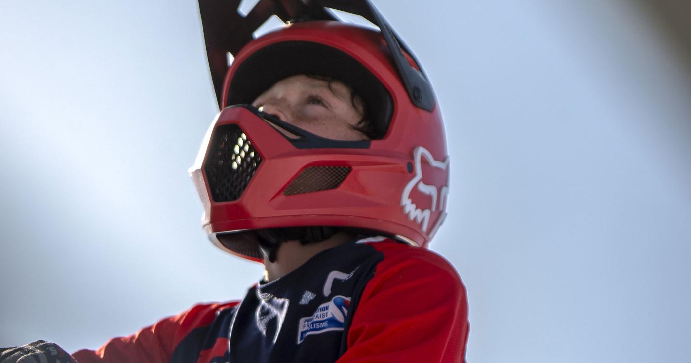 Hugo, champion loirétain : "Je veux tous les doubler !" - portrait d'Hugo avec un casque