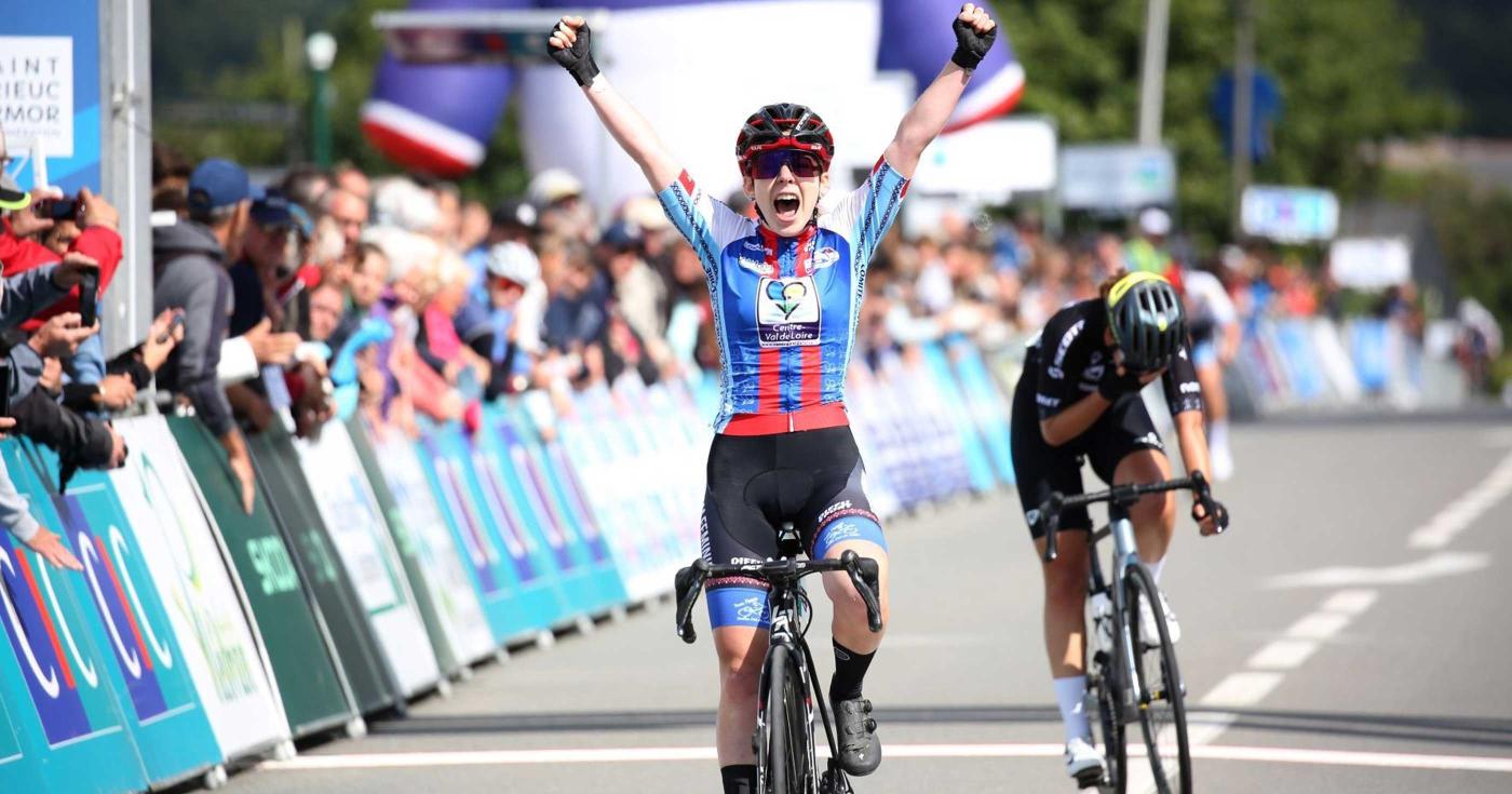 Léane Tabu, championne cycliste du Loiret, a tout d’une grande ! Arrivée première bras en l'air