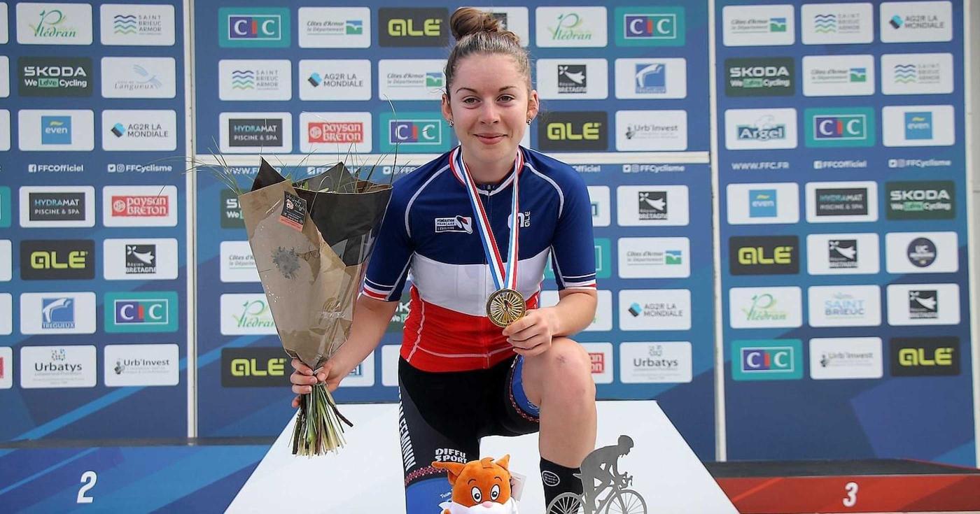 Léane Tabu, championne cycliste du Loiret, a tout d’une grande ! Avec la médaille sur le podium