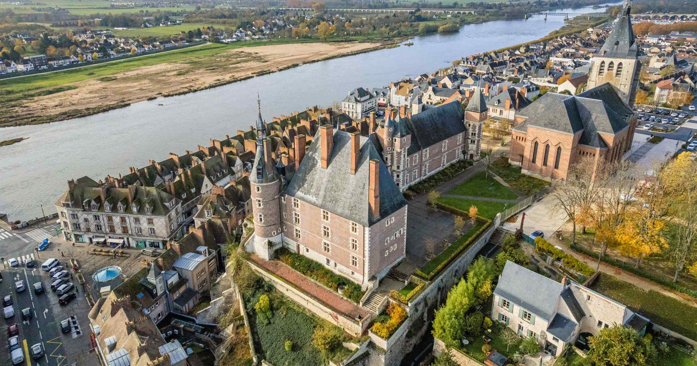 Loiret : Journées européennes du patrimoine 2023, demandez le programme ! Château de Gien drone