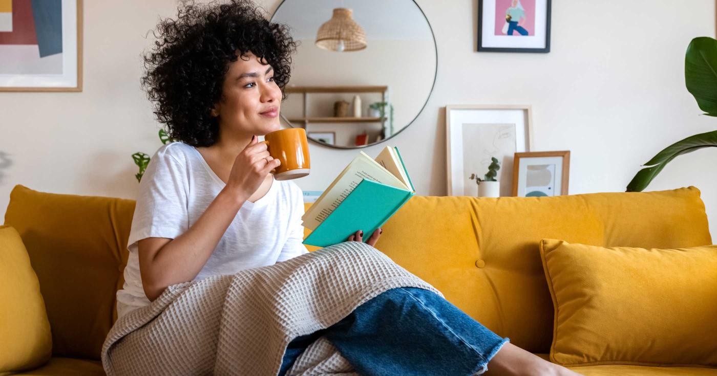 Loiret : un département où il fait bon écrire et lire - femme lisant sur son canapé