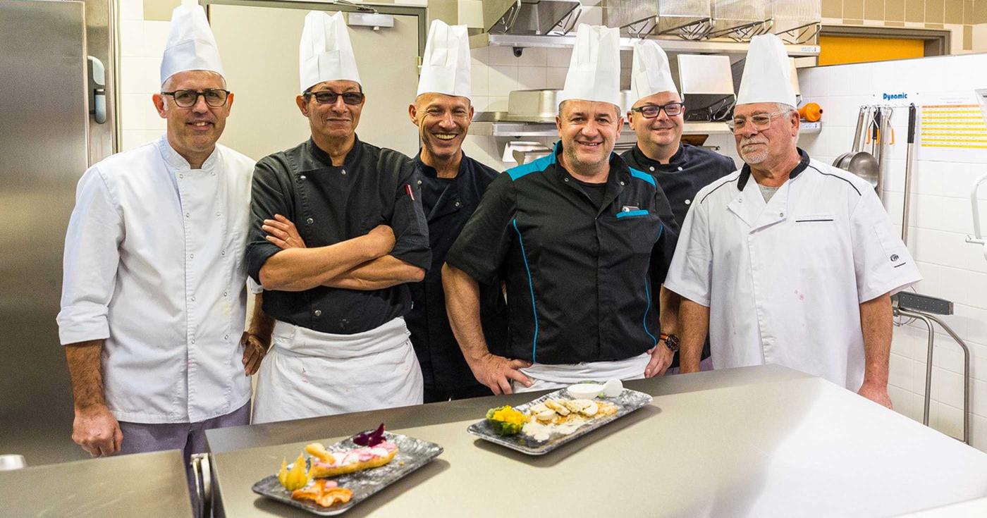 Les chefs de restauration scolaire du Département : une équipe soudée ! Photo de groupe des chefs