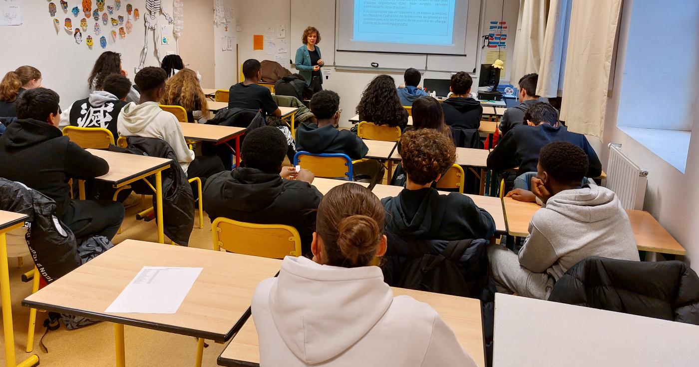 Intervention d'une professionnelle du social au collège Jeanne d'Arc à Orléans