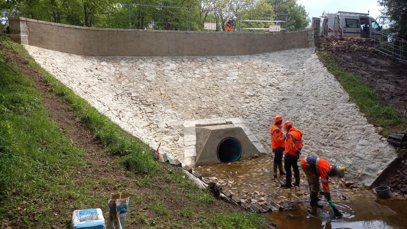 Chantier de restauration de maçonneries sur l'aqueduc quipermet au ruisseau du Huillard de passer sous le canal d'Orléans à Châtenoy. Grand ouvrage en pierres en forme de U, canalisant l'eau du ruisseau vers un tunnel sous le canal.