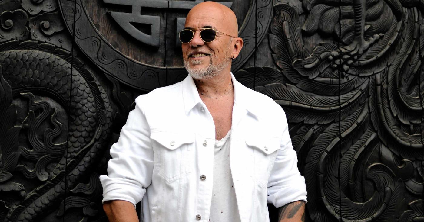 Pascal Obispo fête ses trente ans de carrière au Festival de Sully - Pascal Obispo sur fond asiatique
