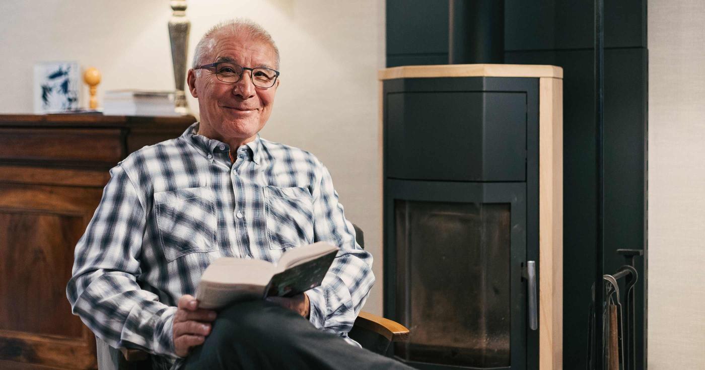 Livre des ambassadeurs - Guy Jimenes avec un livre à la main