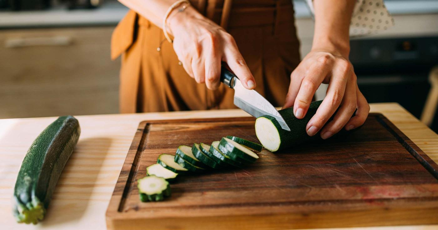 Marché des producteurs locaux à l’Hôtel du Département - une femme coupe des courgettes