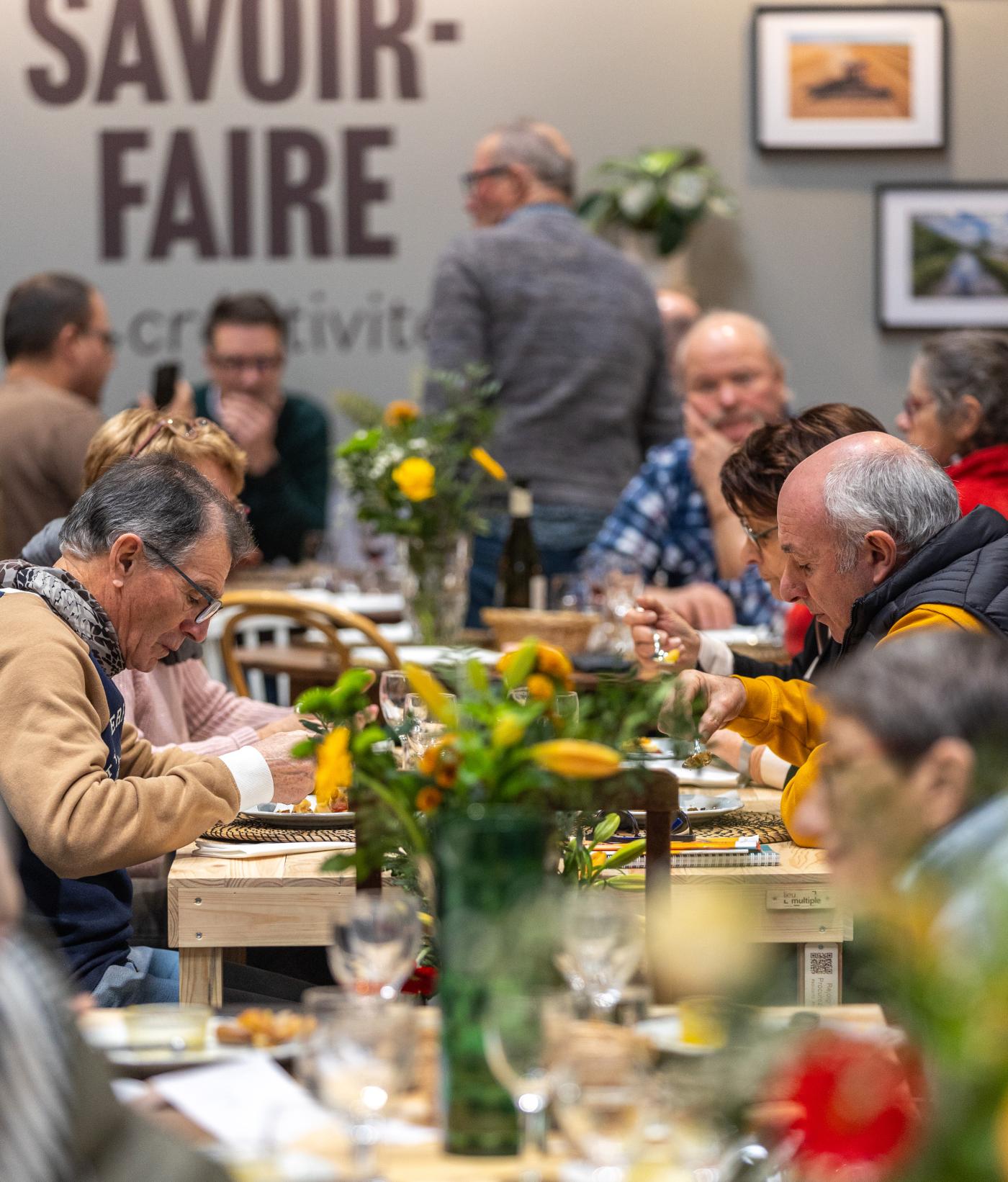 Au Salon de la gastronomie, le Loiret est passé à table - des personnes déjeunant