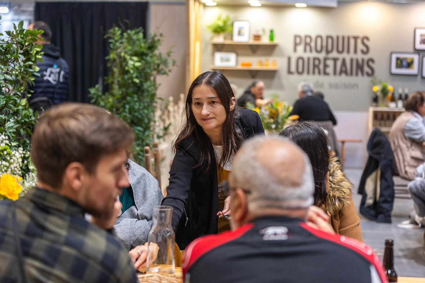 Au Salon de la gastronomie, le Loiret est passé à table - Elisabeth au service
