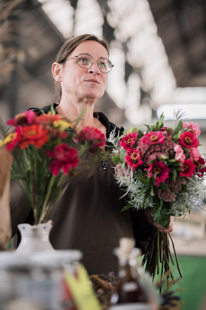 Sylvie tient un bouquet de ses fleurs à la main