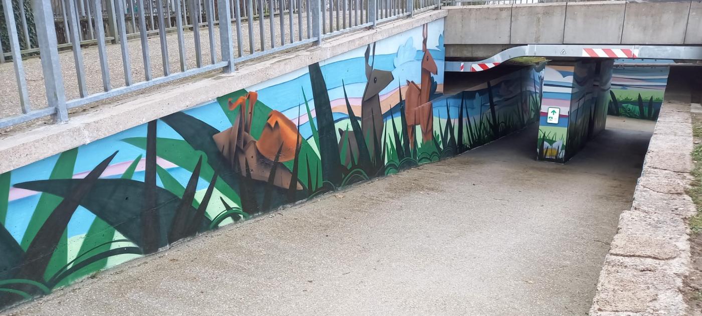 fresque représentant la nature avec des animaux stylisés façon origami sous le pont de Mardié.  On peut voir deux cerfs et un escargot sur la photo