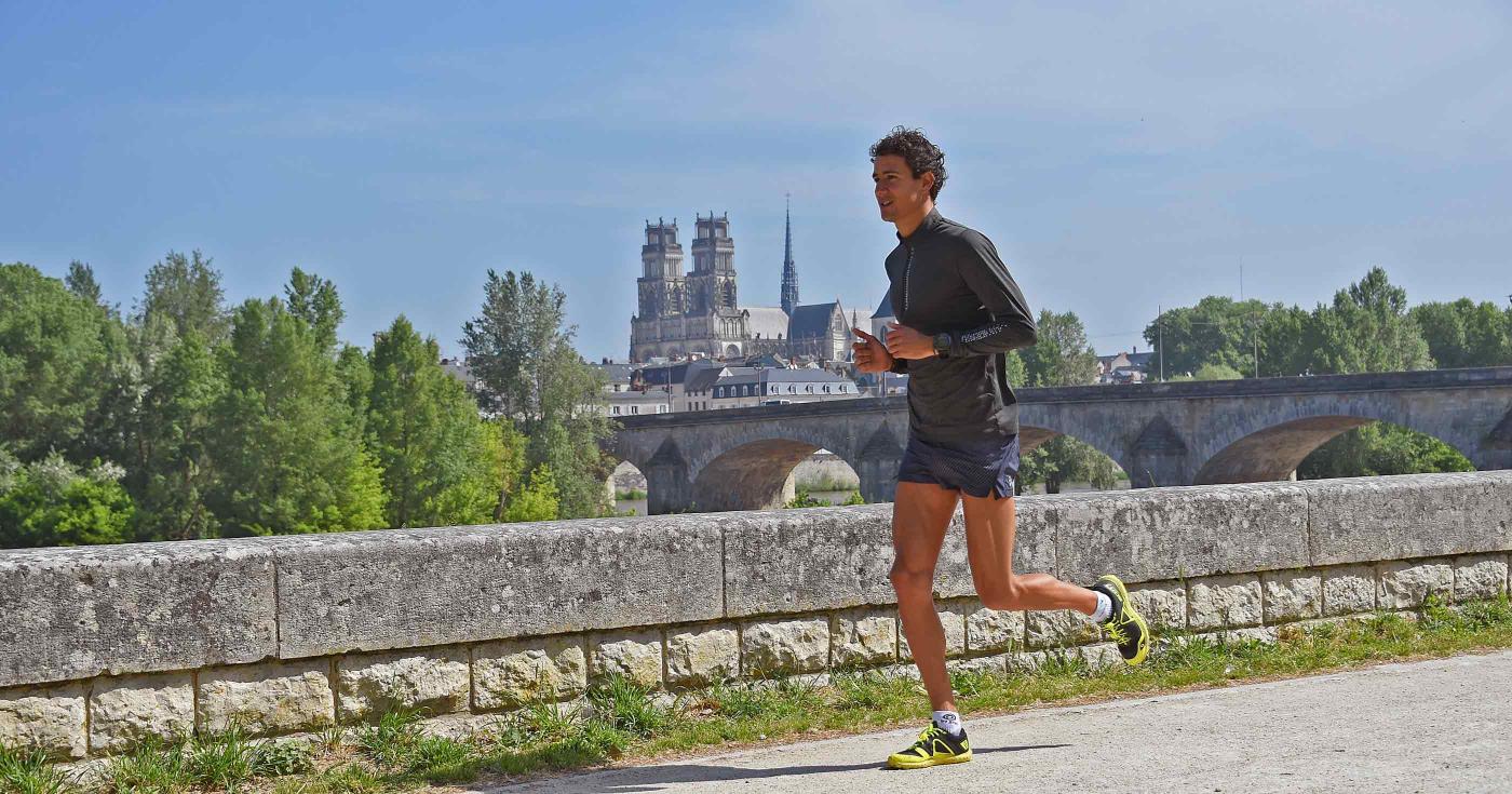 Jeune homme qui courre sur les bords de Loire